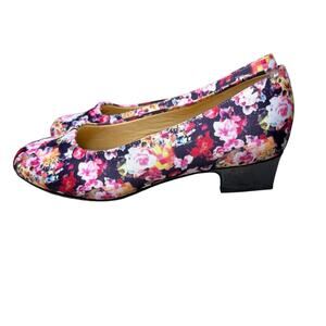 NWOB TROTTERS Doris Multicolored Fabric Floral Low Heel Slip On Shoes Size 7.5W